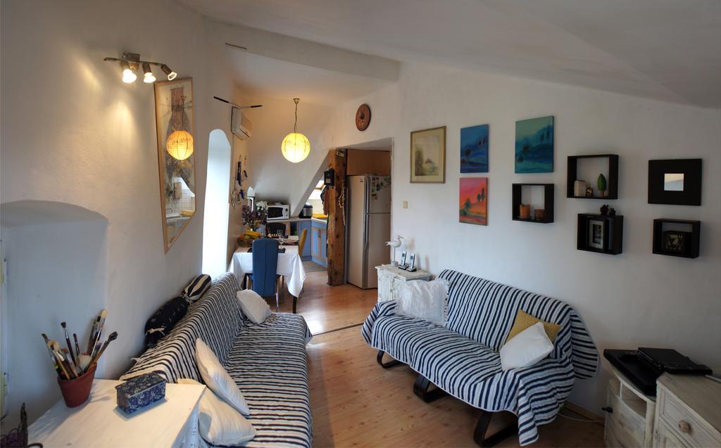 Apartment Vintage Art Split Room photo