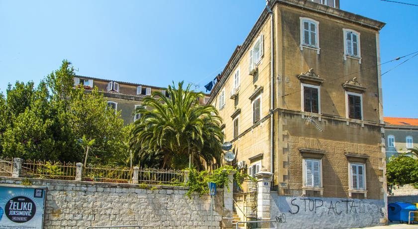 Apartment Vintage Art Split Exterior photo